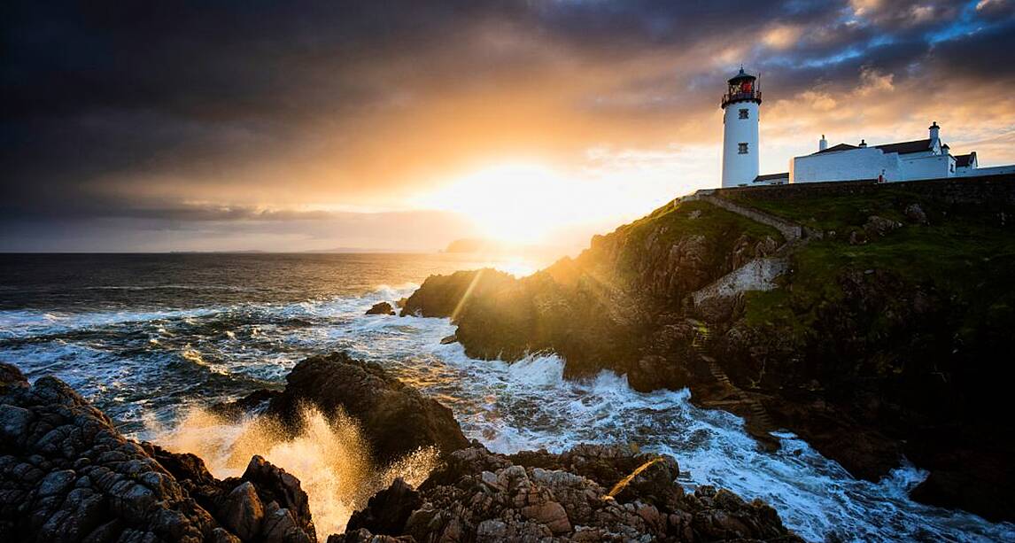 12 Irish lighthouses you'll want to visit in stunning coastal locations ...