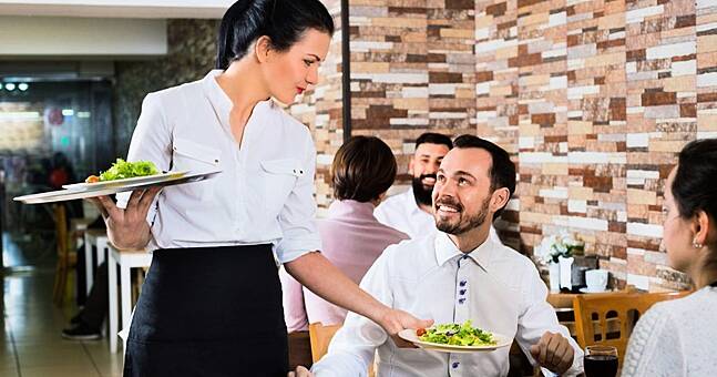 Men think restaurant food tastes better 'when it's served by an ...