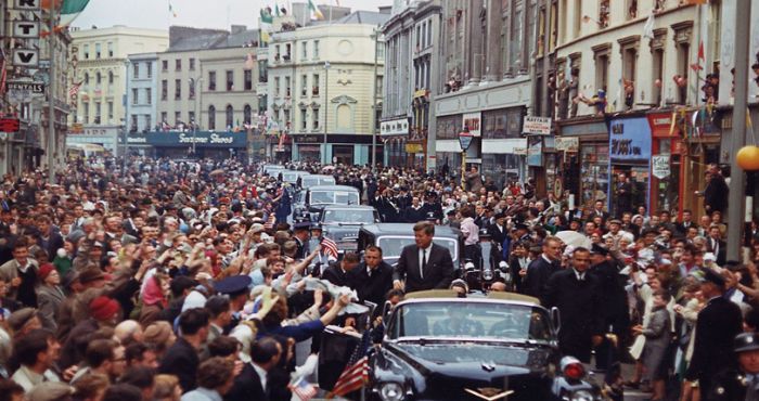 AA-145 PRESIDENT JOHN F KENNEDY ON A VISIT TO IRELAND IN 1963-8X10 PHOTO 
