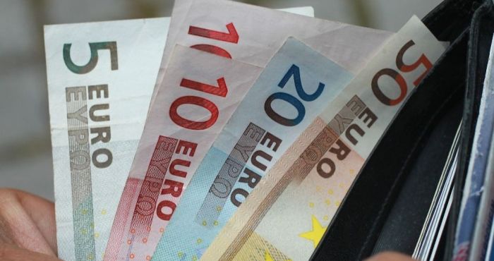 Gardai warn of fake movie prop money in circulation in Cork - Cork Beo