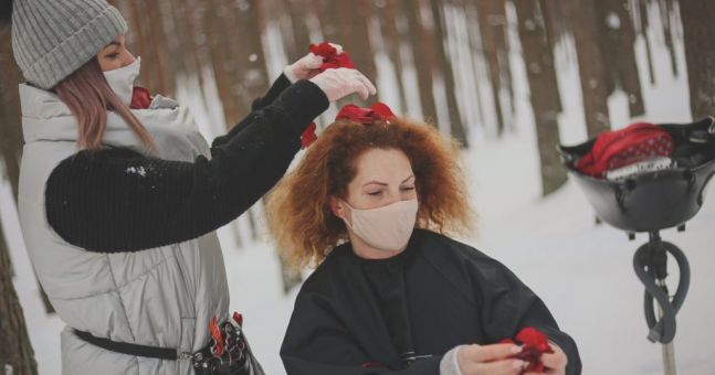 Latvijas frizieri griež matus uz sasalušiem ezeriem un sniegotiem mežiem, lai protestētu pret COVID-19 bloķēšanas ierobežojumiem