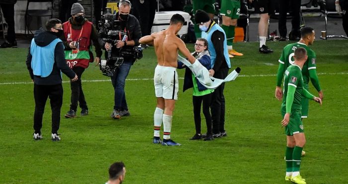 WATCH: Cristiano Ronaldo Gifts His Jersey to a Little Girl Who Invades the  Pitch - EssentiallySports