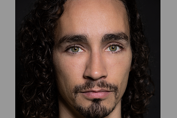 Misfits star Robert Sheehan set to release memoirs