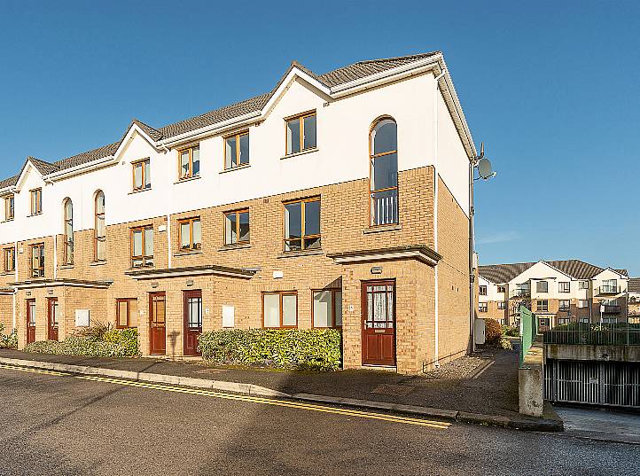 16 The Court, Larch Hill, Santry, Dublin 9