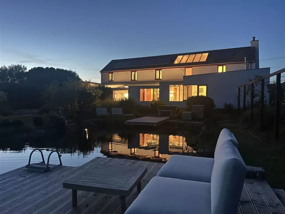 The Doolin Longhouse at night