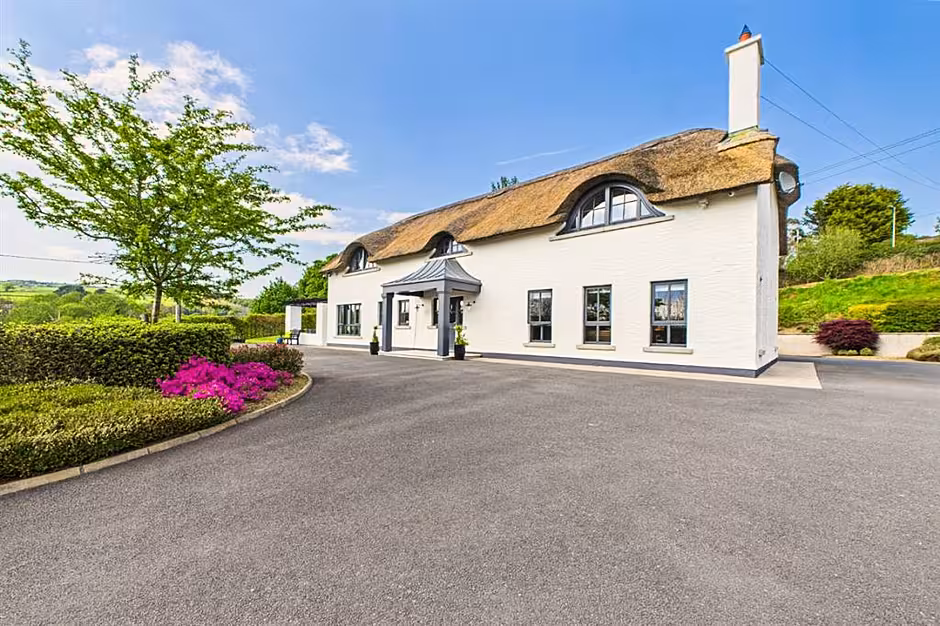 The thatched house in Waterford offers many modern conveniences