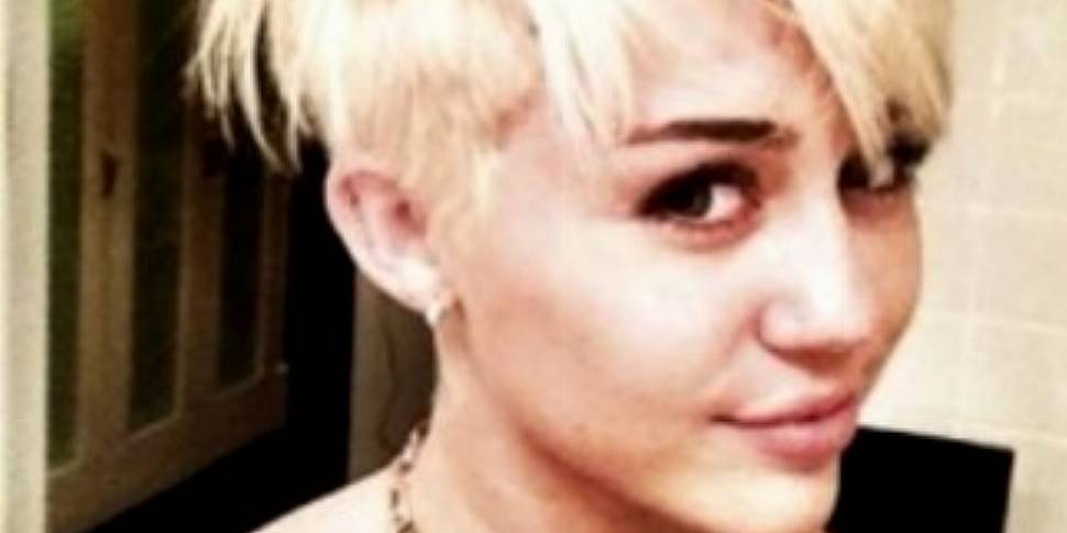 Miley shows off her new ‘do’…....