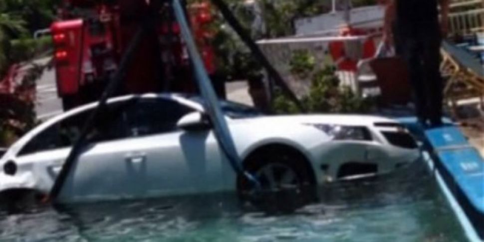 [Video] Car crashes into swimm...