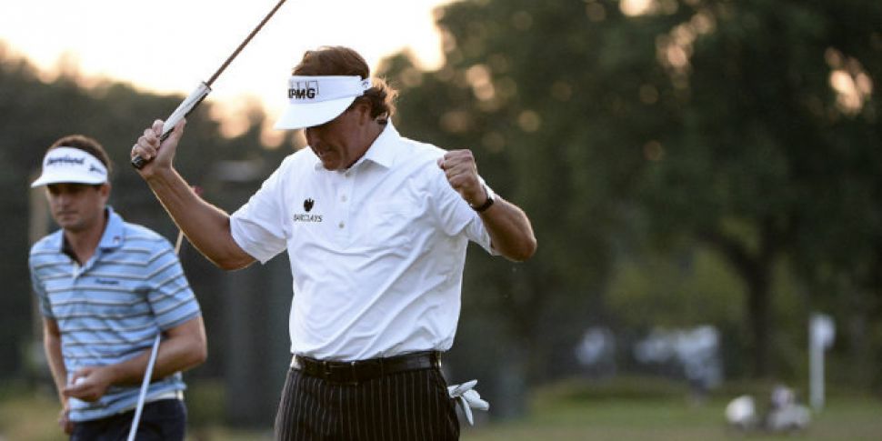 Mickelson holds narrowest of l...