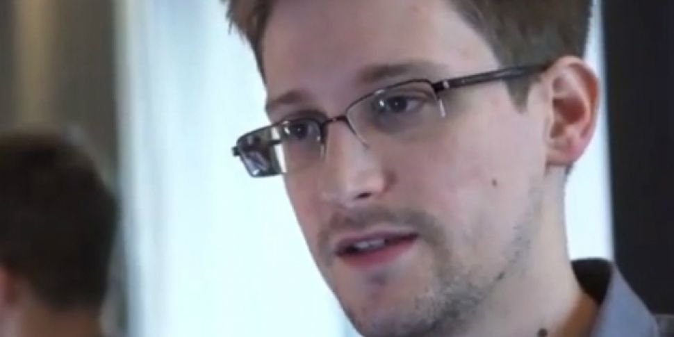 Edward Snowden heads for Russi...