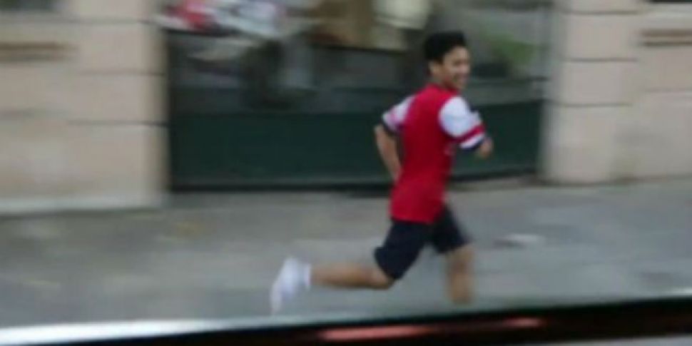 VIDEO: Determined fan chases A...