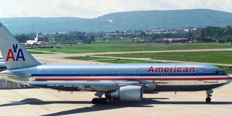 American Airlines jet makes em...