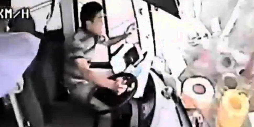 CCTV captures dramatic bus sma...