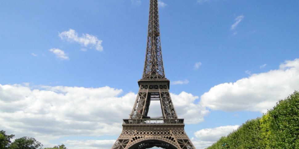 Eiffel Tower closed after terr...