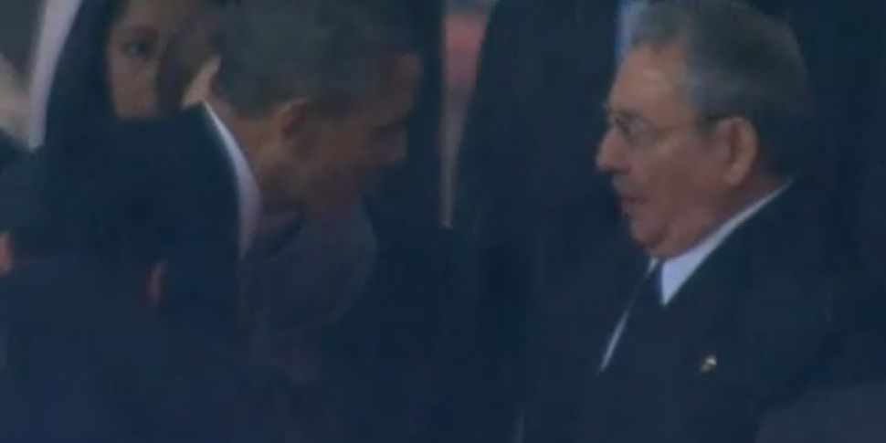Obama & Castro shake hands...