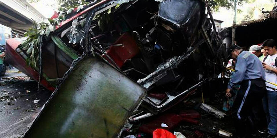 Philippines: Bus crash kills t...