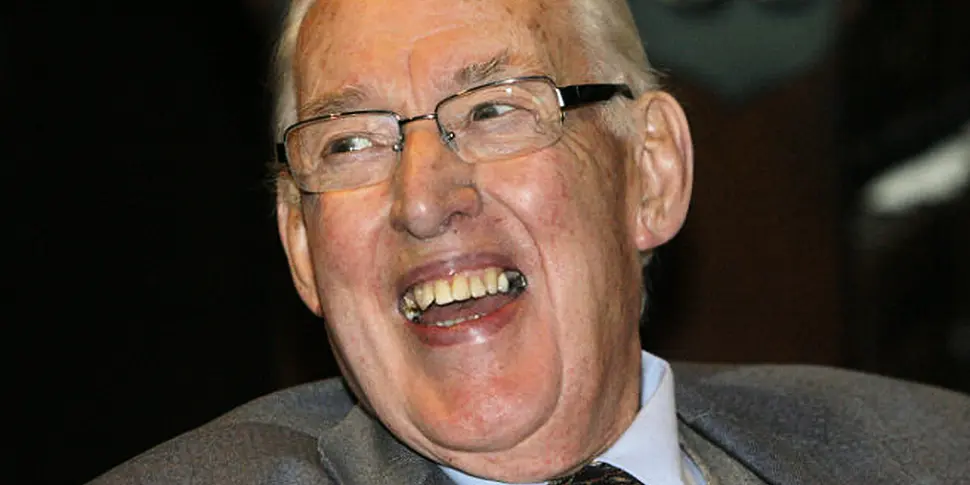 Ian Paisley admitted to hospit...