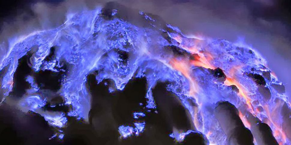 VIDEO: Blue lava flows from In...