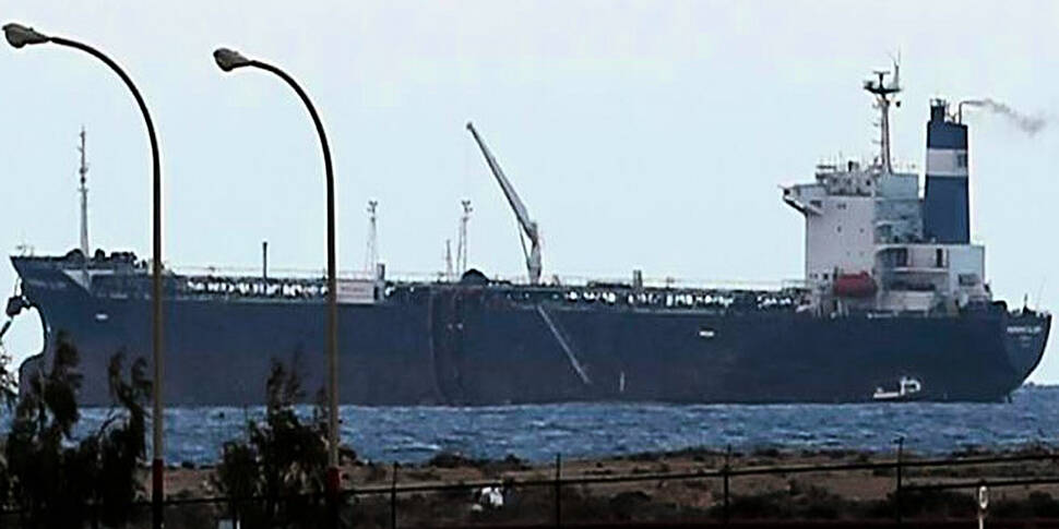 Navy SEALs take oil tanker fro...