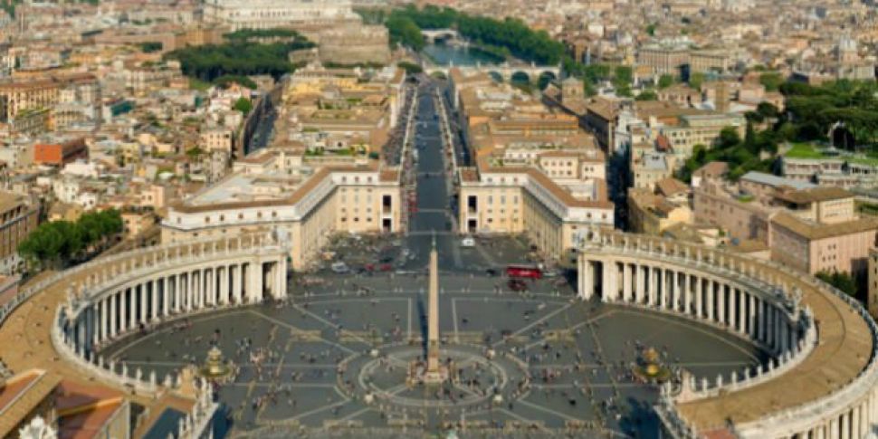Vatican strips senior priest o...