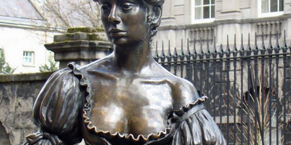 Famous Molly Malone statue get...