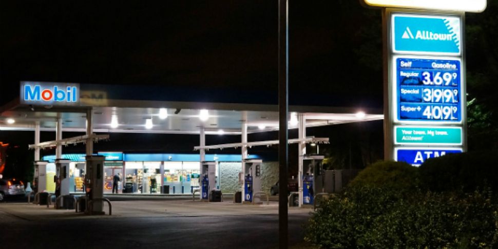 Thieves rob petrol station, th...