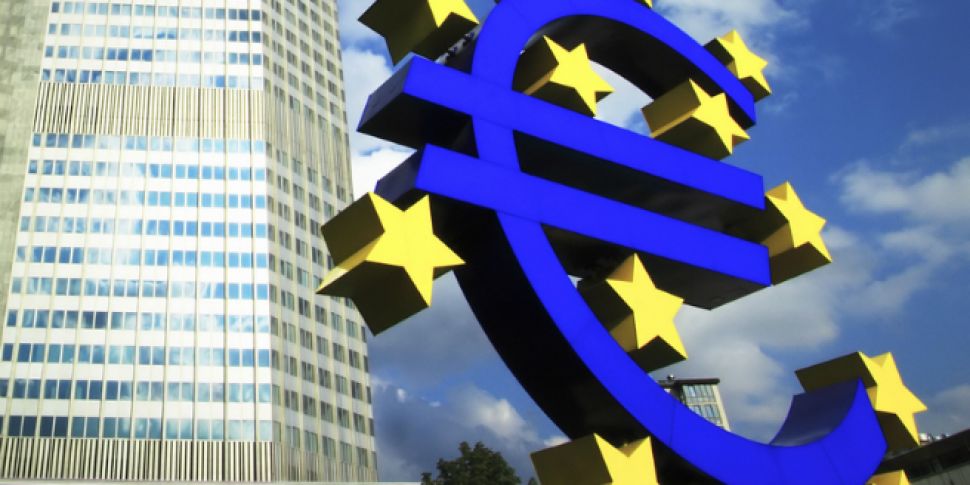 Euro zone deflation gathers pa...