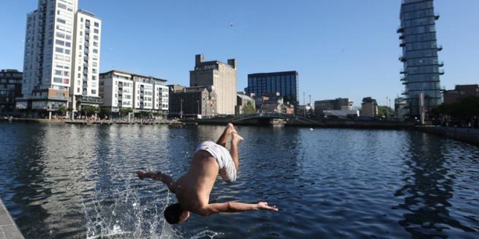 Met Éireann issues heat warnin...