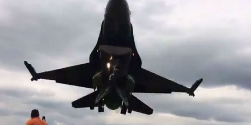 F-16 fighter jet sends air sho...