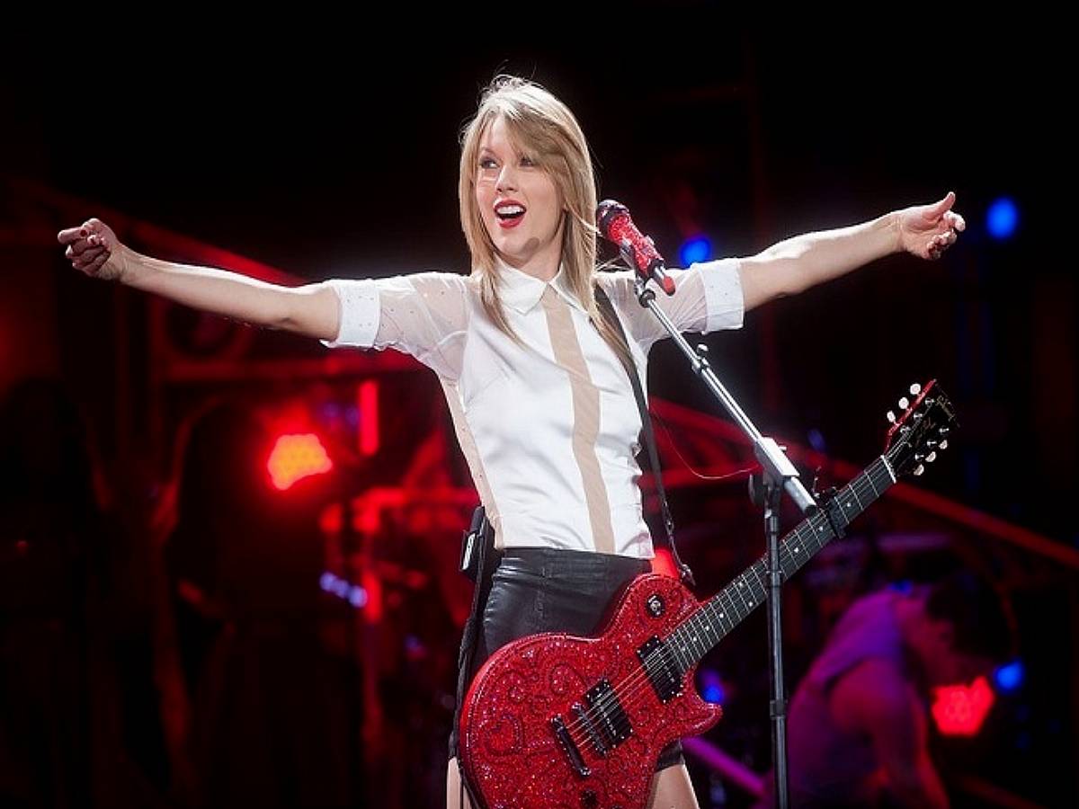 Taylor Swift accidentally releases 8 seconds of static on iTunes, makes it  to number one on Canadian charts | Newstalk