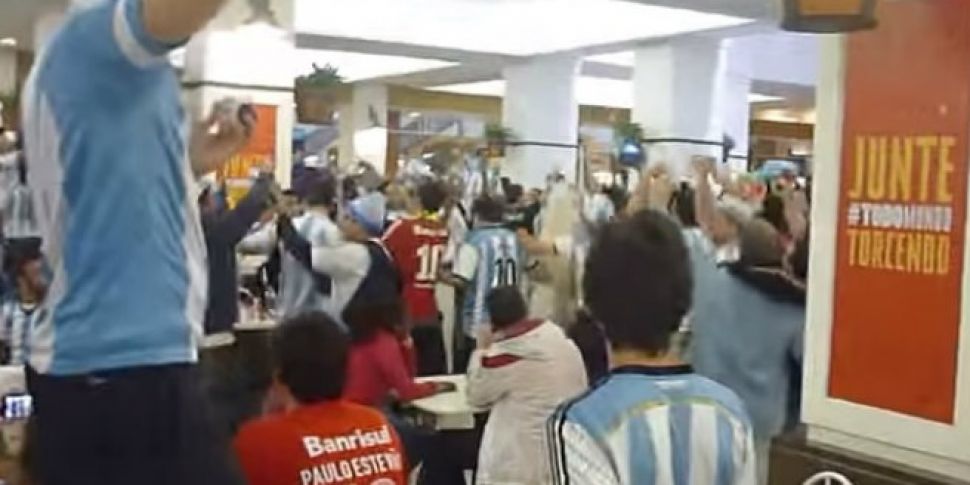 Singing Argentina fans take ov...