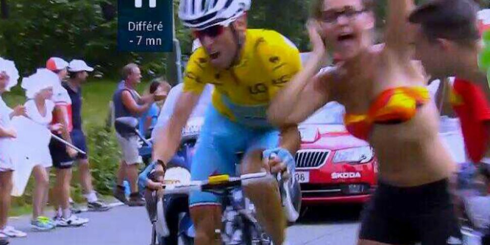 Fan nearly knocks over Tour de...