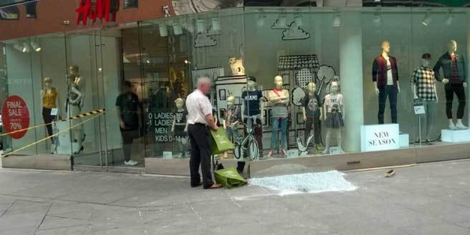 Glass window falls from third...