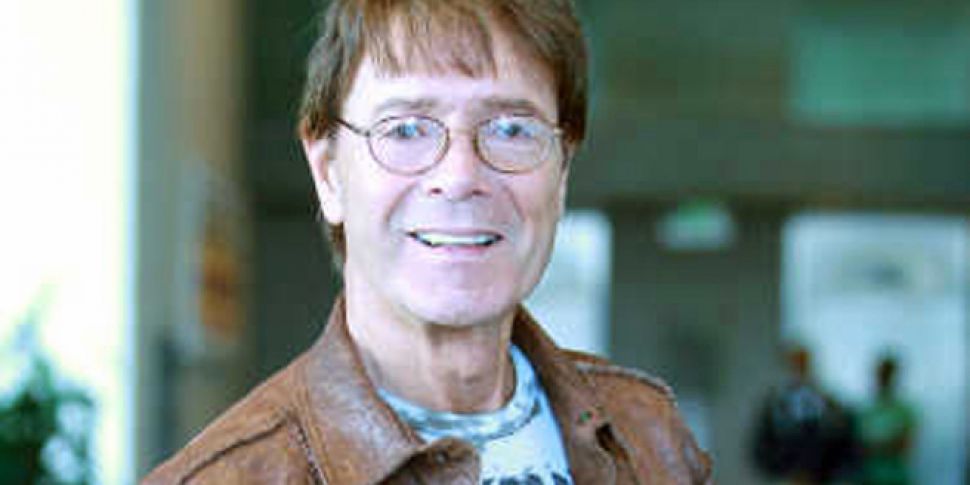 Singer Cliff Richard pulls out...