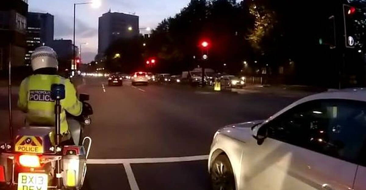 WATCH: Driver jumps red light and immediately gets caught | Newstalk
