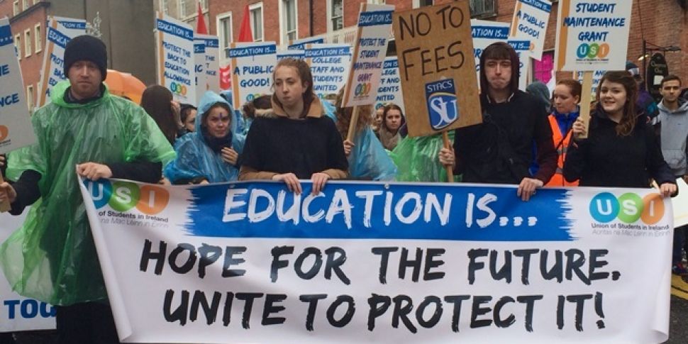 Students march on Dáil to prot...