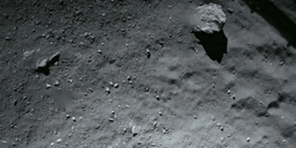 Comet lander falls into &#...