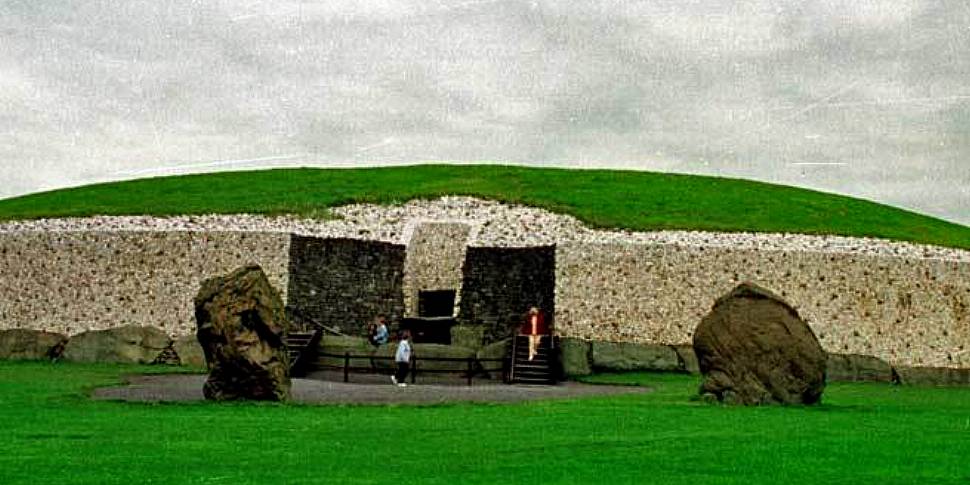 Hundreds gather for Newgrange...