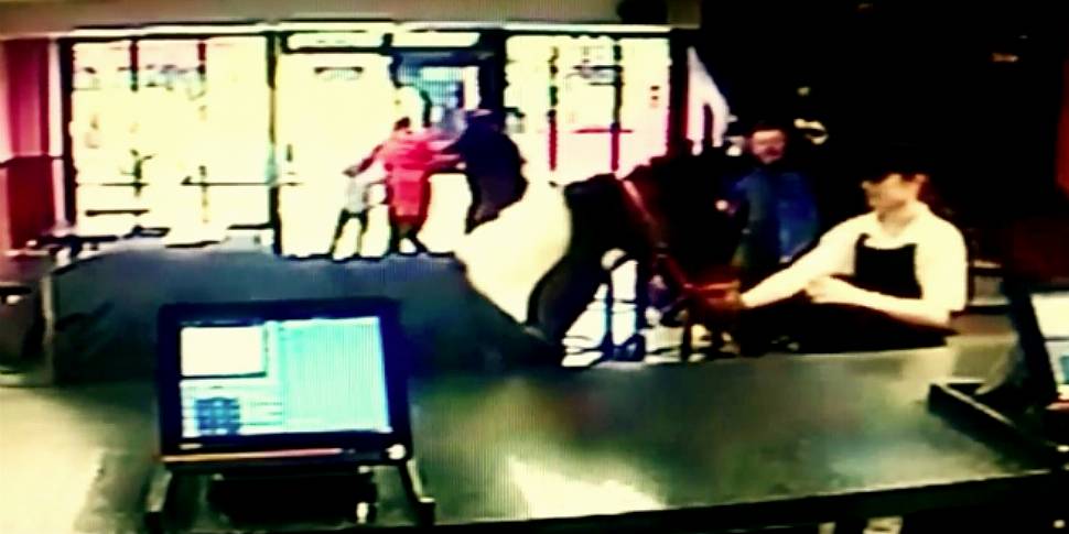 VIDEO: Horse pays a surprise v...