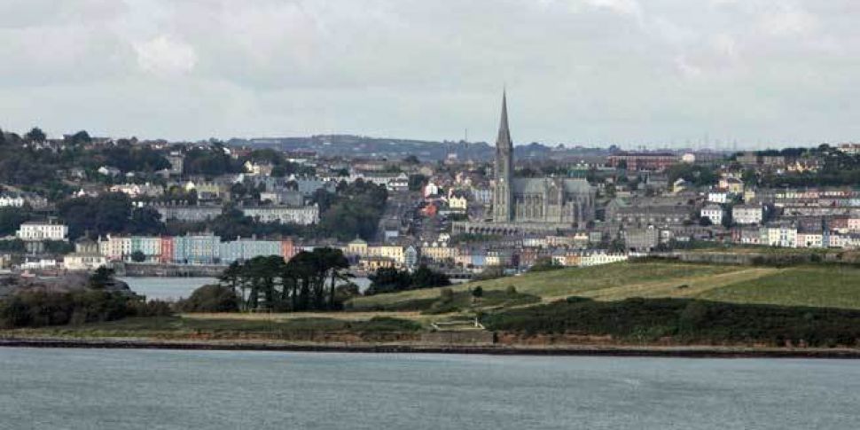 Thousands gather in Cobh to re...