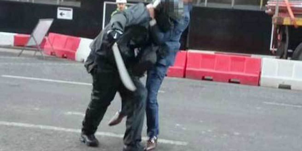 https://img.resized.co/newstalk/eyJkYXRhIjoie1widXJsXCI6XCJodHRwczpcXFwvXFxcL21lZGlhLnJhZGlvY21zLm5ldFxcXC91cGxvYWRzXFxcL2NvbnRlbnRcXFwvMDAwXFxcL2ltYWdlc1xcXC8wMDAwNzlcXFwvODE5NDlfNTRfbmV3c19odWJfNzc0NTBfNjU2eDUwMC5qcGdcIixcIndpZHRoXCI6OTcwLFwiaGVpZ2h0XCI6NDg1LFwiZGVmYXVsdFwiOlwiaHR0cHM6XFxcL1xcXC93d3cubmV3c3RhbGsuY29tXFxcL2ltYWdlc1xcXC9kZWZhdWx0X25vX2ltYWdlLnBuZ1wifSIsImhhc2giOiJjNjBhOGM0NmExMTMyYzk0YmI3MmYwZDc4ZDg5Y2Q2ODMzMzY5NTI2In0=/video-man-praised-for-tackling-machete-wielding-robber-in-london.jpg