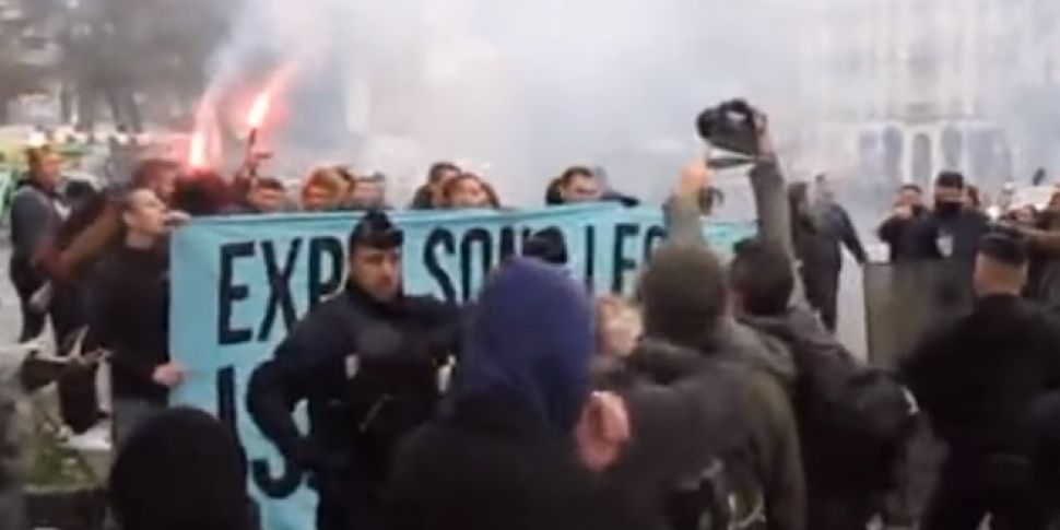 WATCH: Right-wing protesters c...