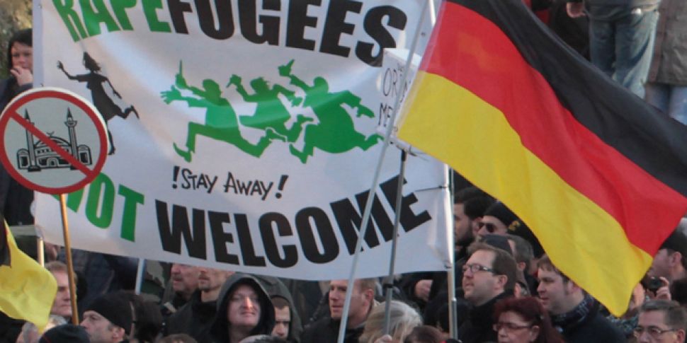 Mob attacks refugees in German...