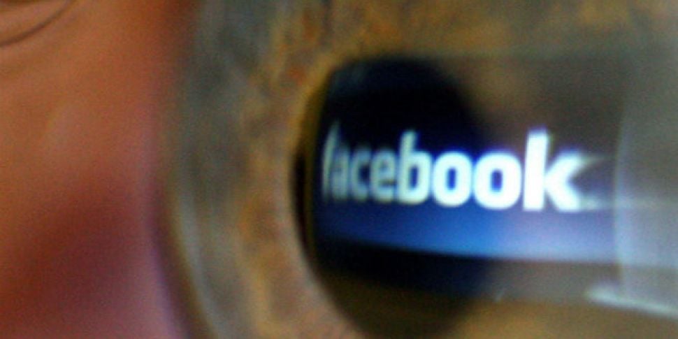 Social media giants set 24-hou...