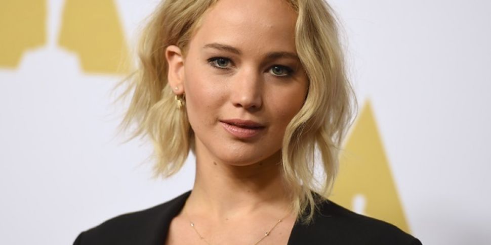 Jennifer Lawrence apologises f...