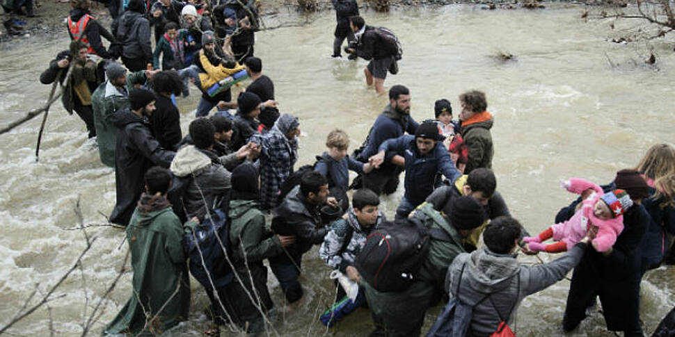 Thousands of migrants cross ri...