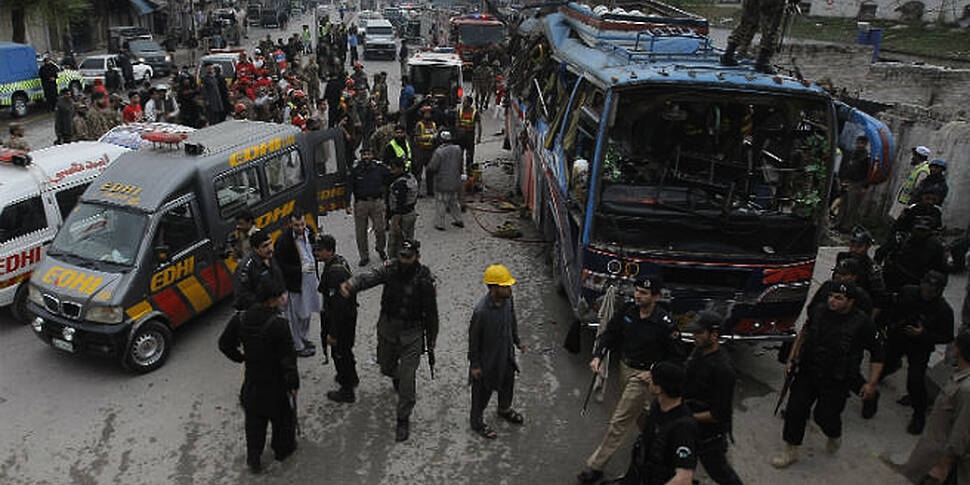 Pakistan: 15 die in bus explos...