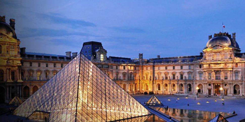 Louvre museum remains closed f...