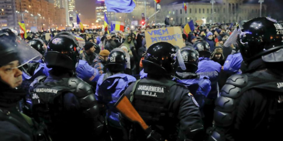 Huge crowds join Romanian anti...