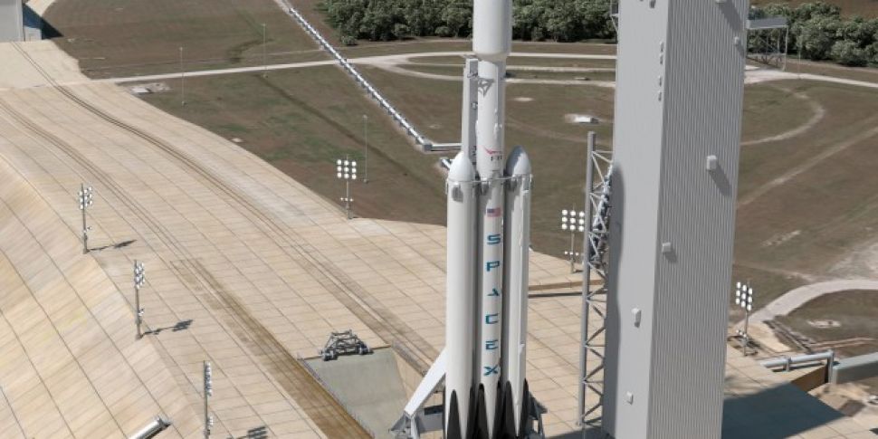 SpaceX to fly two tourists aro...